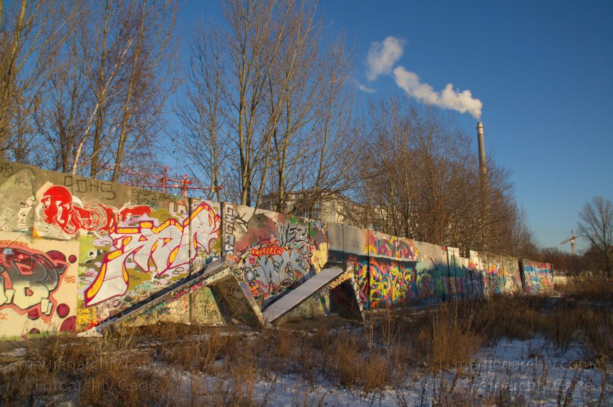 Berlin. Moabit. Heidestraße. Graffity auf alten Segmenten der Berliner Mauer
7. 12. 2012. Berlin. Mitte. Moabit. Heidestraße. Graffity auf alten Segmenten der Berliner Mauer
Schlüsselwörter: Berlin;Deutschland;Germany;Graffity;Heidestraße;Mitte;Moabit;2012;Tiergarten