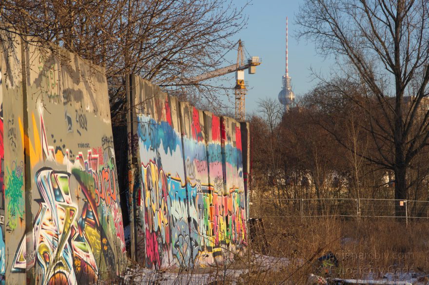 Berlin. Moabit. Heidestraße. Graffity auf alten Segmenten der Berliner Mauer
7. 12. 2012. Berlin. Mitte. Moabit. Heidestraße. Graffity auf alten Segmenten der Berliner Mauer
Schlüsselwörter: Berlin;Deutschland;Germany;Graffity;Heidestraße;Mitte;Moabit;2012;Tiergarten