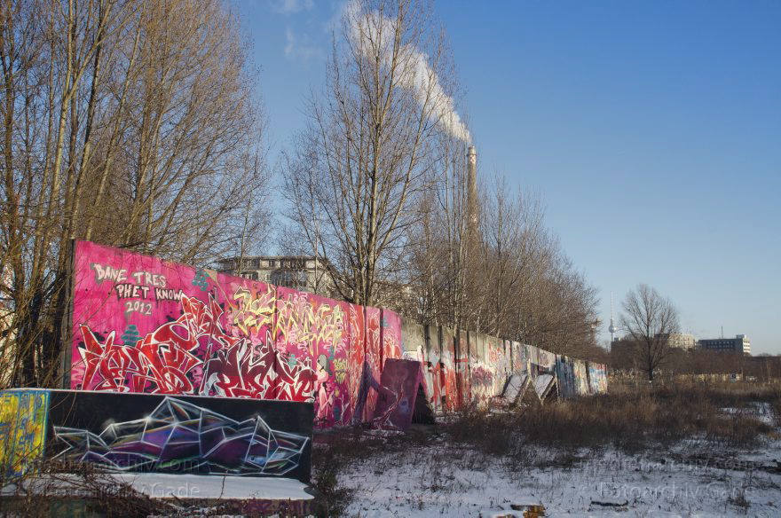 Berlin. Moabit. Heidestraße. Graffity auf alten Segmenten der Berliner Mauer. Heizkraftwerk Mitte. rauchender Schornstein
7. 12. 2012. Berlin. Mitte. Moabit. Heidestraße. Graffity auf alten Segmenten der Berliner Mauer. Heizkraftwerk Mitte. rauchender Schornstein
Schlüsselwörter: Berlin;Deutschland;Germany;Graffity;Heidestraße;Mitte;Moabit;2012;Tiergarten