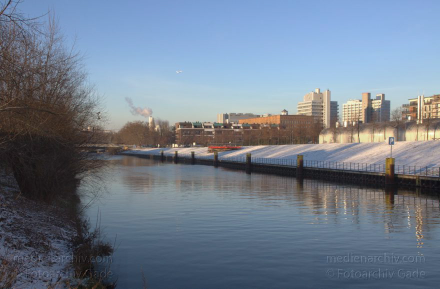 Berlin. Mitte. Moabit. Heidestraße. Hohenzollernkanal am Kieler Ufer. Bundeswehrkrankenhaus. Winter. Schnee
7. 12. Berlin. Mitte. Moabit. Heidestraße. Hohenzollernkanal am Kieler Ufer. Bundeswehrkrankenhaus. Winter. Schnee
Schlüsselwörter: Berlin;Deutschland;Germany;Heidestraße;Hohenzollernkanal;Kieler Ufer;Mitte;Moabit;Schnee;2012;Winter