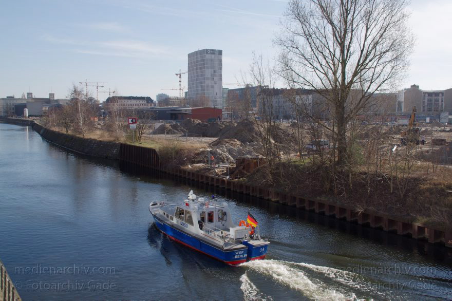 Berlin. Berlin-Spandauer-Schifffahrtskanal entlang der Heidestraße
20. 3. 2014. Berlin. Mitte. Moabit. Berlin-Spandauer-Schifffahrtskanal entlang der Heidestraße. Boot der Wasserschutzpolizei
Schlüsselwörter: Berlin;Berlin-Spandauer-Schifffahrtskanal;Boote;Germany;Heidestraße;Mitte;Moabit;Total Hochhaus;Wasserschutzpolizei;2014;WSP