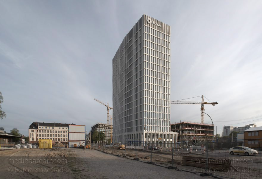 Berlin. Moabit. Heidestraße. Tour Total. Hochhaus
17. 4. 2014. Berlin. Mitte. Moabit. Baustelle Eurocity an der Heidestraße. Europacity. Tour Total. Hochhaus
Schlüsselwörter: Baustelle;Berlin;Eurocity;Europacity;Heidestraße;Hochhaus;Mitte;Moabit;Panorama;Sozialgericht;2014;Total