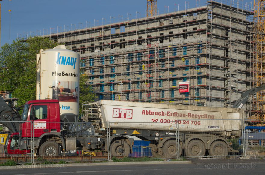 Berlin. Moabit. Heidestraße
17. 4. 2014. Berlin. Mitte. Moabit. Baustelle Eurocity an der Heidestraße
Schlüsselwörter: Baustelle;Berlin;Eurocity;Heidestraße;Knauf Fließestrich;Lastwagen;Mitte;2014;Moabit