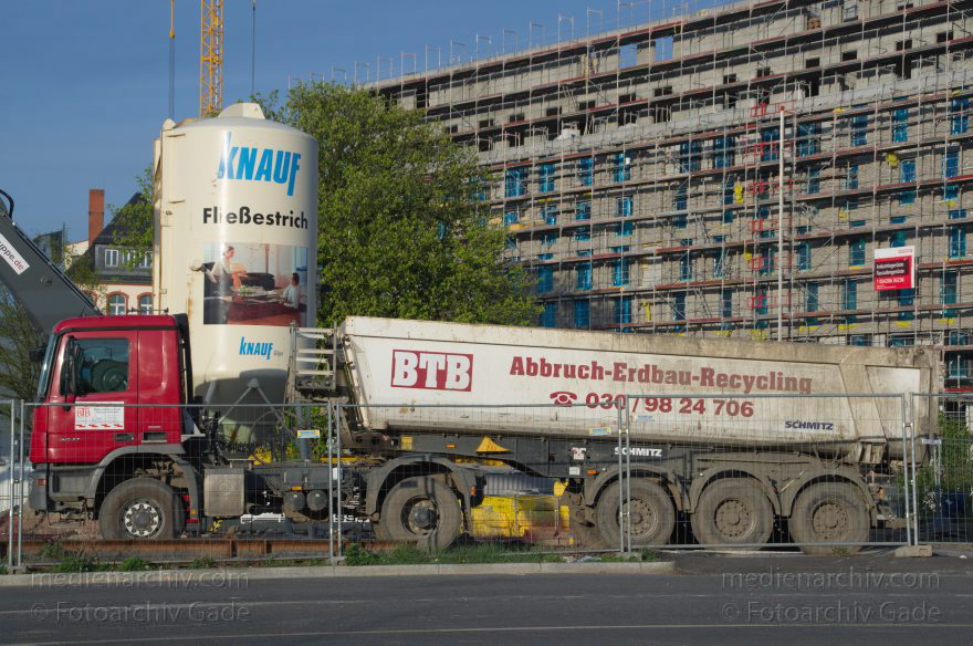 Berlin. Moabit. Heidestraße
17. 4. 2014. Berlin. Mitte. Moabit. Baustelle Eurocity an der Heidestraße
Schlüsselwörter: Baustelle;Berlin;Eurocity;Heidestraße;Knauf Fließestrich;Lastwagen;Mitte;2014;Moabit