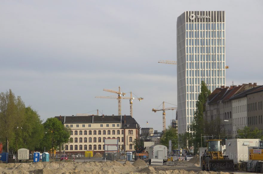 Berlin. Moabit. Heidestraße. Total Hochhaus
17. 4. 2014. Berlin. Mitte. Moabit. Baustelle Eurocity an der Heidestraße. Total Hochhaus
Schlüsselwörter: Baustelle;Berlin;Eurocity;Heidestraße;Hochhaus;Mitte;Moabit;Sozialgericht;2014;Total