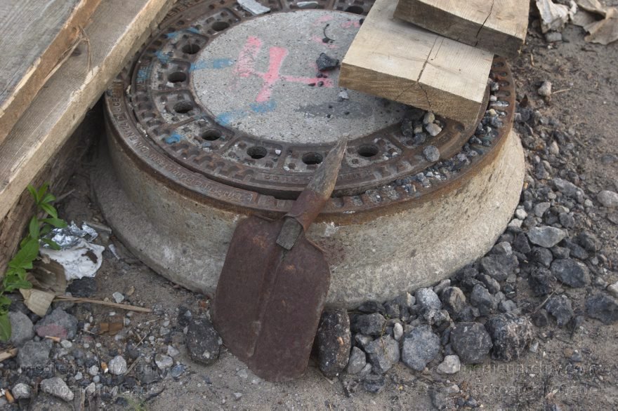 Rostige Schaufel an einem Gulli
9. 5. 2015. Berlin. Mitte. Moabit. Baustelle Europacity an der Heidestraße. Rostiges Schaufelblatt an einem Gulli
Schlüsselwörter: 2015;Baustelle;Berlin;Europacity;Gulli;Heidestraße;Mitte;Moabit;Schaufel