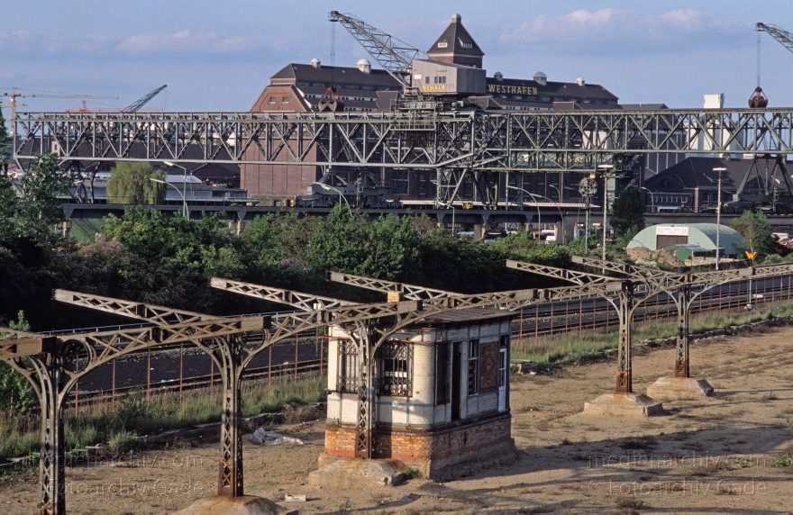 Berlin. Gleisanlagen beim Westhafen. Ehemalige S-Bahnstation
1988. Berlin. Blick von der Beusselbrücke auf die Gleisanlagen beim Westhafen. Ehemalige S-Bahnstation
Schlüsselwörter: Bahn;Berlin;Deutschland;Eisenbahn;Germany;Gleise;Moabit;Schienen;Schienenverkehr;1988;Tiergarten