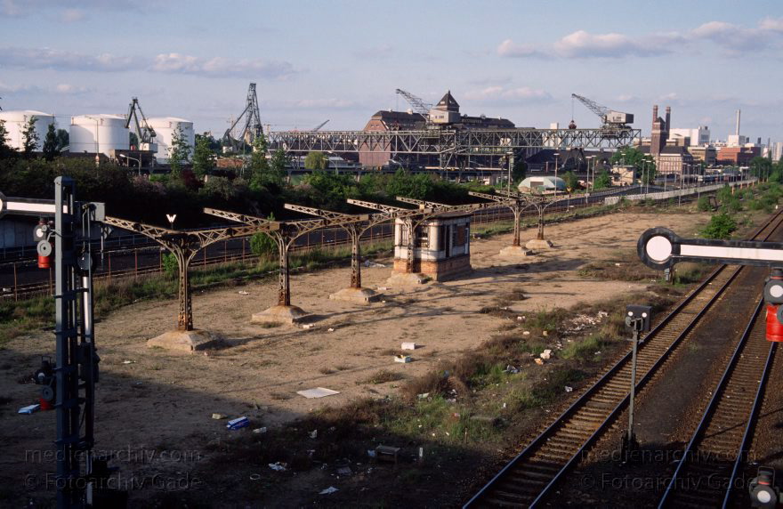 Berlin. Gleisanlagen beim Westhafen. Ehemalige S-Bahnstation
1988. Berlin. Blick von der Beusselbrücke auf die Gleisanlagen beim Westhafen. Ehemalige S-Bahnstation. Eisenbahnsignal
Schlüsselwörter: Bahn;Berlin;Deutschland;Eisenbahn;Eisenbahnsignal;Germany;Gleise;Moabit;Schienen;Schienenverkehr;1988;Tiergarten