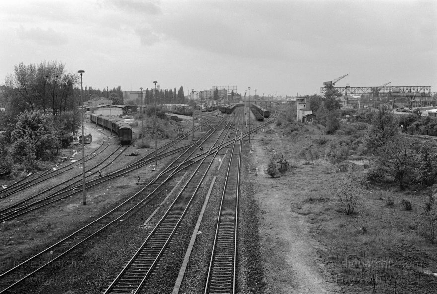 Berlin. Moabit. Blick von der Putlitzbrücke auf die Eisenbahngleise
9. 5. 1992. Berlin. Moabit. Blick von der Putlitzbrücke auf die Eisenbahngleise
Schlüsselwörter: Berlin;Deutschland;Eisenbahngleise;Germany;Gleise;Moabit;1992;Tiergarten