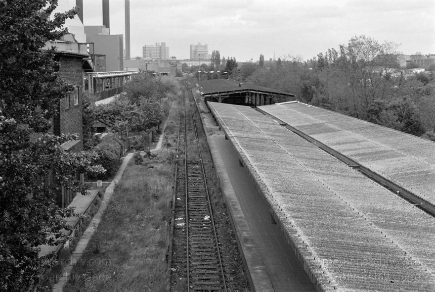 Berlin. Moabit. Blick von der Putlitzbrücke auf die Eisenbahngleise
9. 5. 1992. Berlin. Moabit. Blick von der Putlitzbrücke auf die Eisenbahngleise
Schlüsselwörter: Berlin;Deutschland;Eisenbahngleise;Germany;Gleise;Moabit;1992;Tiergarten