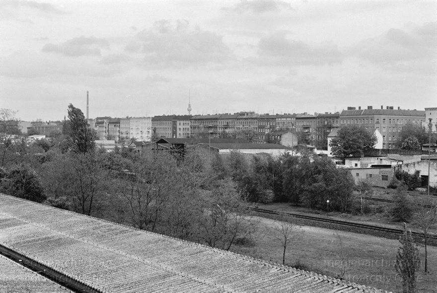 Berlin. Moabit. Blick von der Putlitzbrücke auf die Eisenbahngleise
9. 5. 1992. Berlin. Moabit. Blick von der Putlitzbrücke auf die Eisenbahngleise
Schlüsselwörter: Berlin;Deutschland;Eisenbahngleise;Germany;Gleise;Moabit;1992;Tiergarten