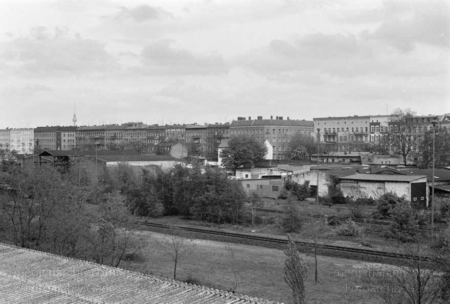 Berlin. Moabit. Blick von der Putlitzbrücke auf die Eisenbahngleise
9. 5. 1992. Berlin. Moabit. Blick von der Putlitzbrücke auf die Eisenbahngleise
Schlüsselwörter: Berlin;Deutschland;Eisenbahngleise;Germany;Gleise;Moabit;1992;Tiergarten