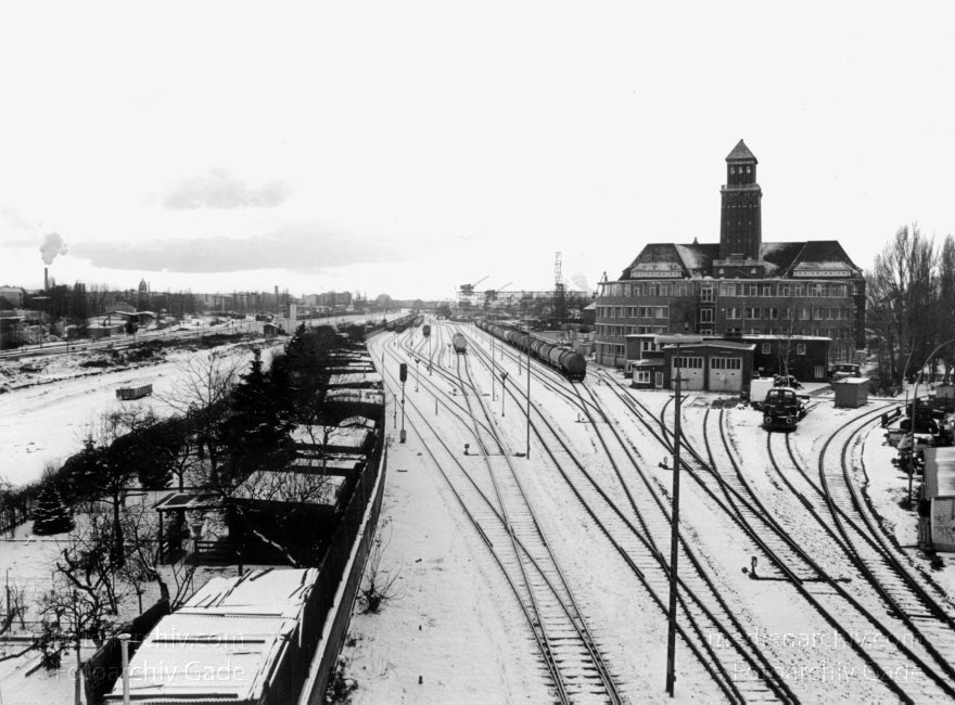Berlin. Moabit. Gueterbahnhof
Januar 1996. Berlin. Moabit. Gueterbahnhof. Westhafen. Winter. Schnee
Schlüsselwörter: Berlin;Deutschland;Eisenbahn;Germany;Gleise;Gueterbahnhof;Moabit;Schienen;Schnee;Tiergarten;1996;Winter