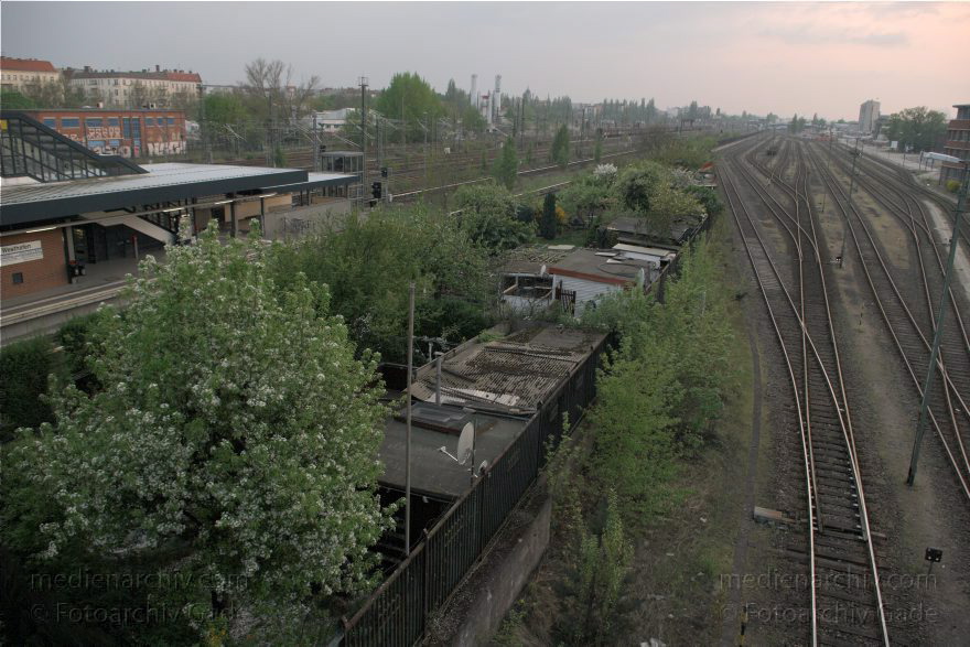 Berlin. Moabit. Eisenbahn. Schrebergarten zwischen Gleises
18. 4. 2009. Berlin. Mitte. Moabit. Eisenbahn. Schrebergarten zwischen den Gleisen. Lauben
Schlüsselwörter: Berlin;Deutschland;Eisenbahn;Germany;Gleise;Lauben;Mitte;Moabit;Schienen;Schrebergarten;2009;Tiergarten