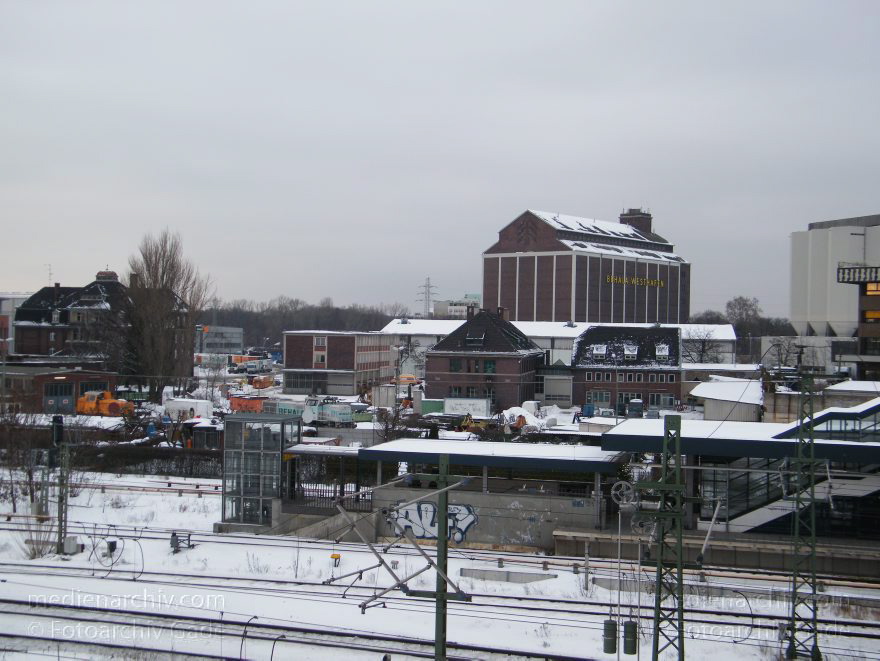 Berlin. Moabit. Eisenbahn. Gleise
15. 2. 2010. Berlin. Mitte. Moabit. Winter. Blick von der Putlitzbrücke auf die Gleise. Schienen. Eisenbahn
Schlüsselwörter: Berlin;Deutschland;Eisenbahn;Germany;Gleise;Mitte;Moabit;S-Bahn;Schienen;Schnee;Tiergarten;Westhafen;2010;Winter