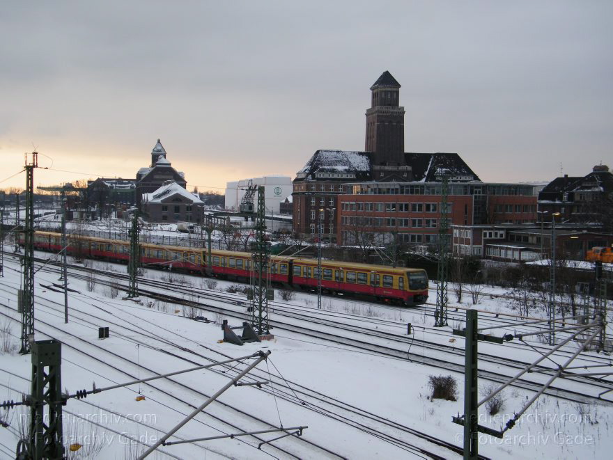 Berlin. Moabit. Eisenbahn. Gleise. S-Bahn. Westhafen
15. 2. 2010. Berlin. Mitte. Moabit. Winter. Blick von der Putlitzbrücke auf die Gleise. Schienen. Eisenbahn. S-Bahn. Westhafen
Schlüsselwörter: Berlin;Deutschland;Eisenbahn;Germany;Gleise;Mitte;Moabit;S-Bahn;Schienen;Schnee;Tiergarten;Westhafen;2010;Winter