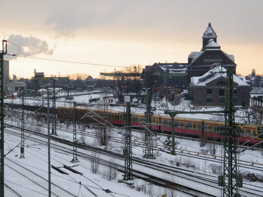 Berlin. Moabit. Eisenbahn. Gleise. Westhafen
15. 2. 2010. Berlin. Mitte. Moabit. Winter. Blick von der Putlitzbrücke auf die Gleise. Schienen. Eisenbahn. S-Bahn. Westhafen
Schlüsselwörter: Berlin;Deutschland;Eisenbahn;Germany;Gleise;Mitte;Moabit;S-Bahn;Schienen;Schnee;Tiergarten;Westhafen;2010;Winter