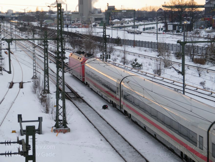Berlin. Moabit. Eisenbahn. Gleise
15. 2. 2010. Berlin. Mitte. Moabit. Winter. Blick von der Putlitzbrücke auf die Gleise. Schienen. Eisenbahn
Schlüsselwörter: Berlin;Deutschland;Eisenbahn;Germany;Gleise;Mitte;Moabit;S-Bahn;Schienen;Schnee;Tiergarten;Westhafen;2010;Winter