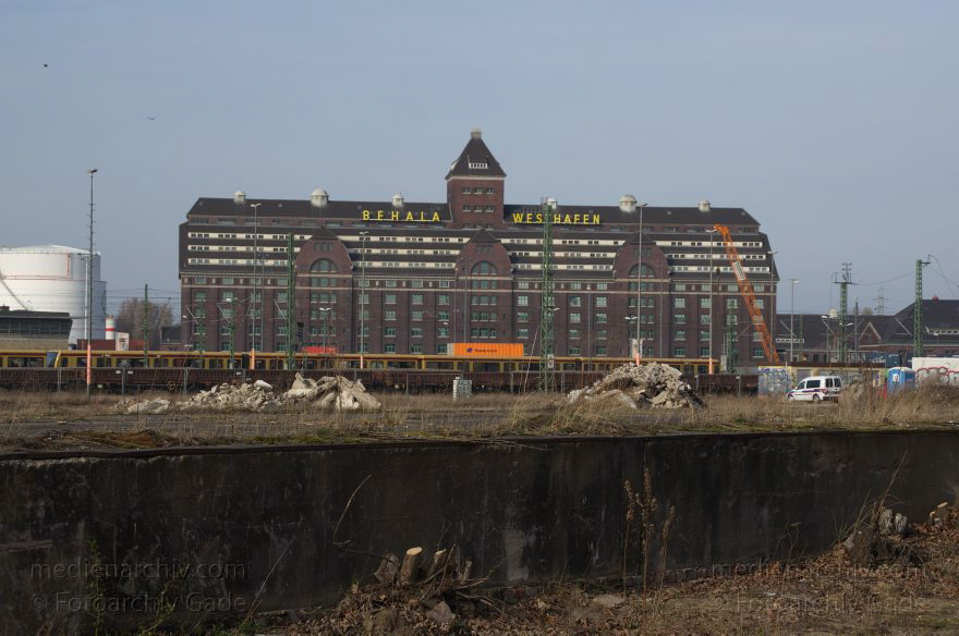 Berlin. Moabit. Ehemaliges Bahngelände entlang der Siemensstraße. Westhafen
27. 3. 2012. Berlin. Mitte. Moabit. Ehemaliges Bahngelände entlang der Siemensstraße. Westhafen
Schlüsselwörter: Baustelle;Berlin;Deutschland;Germany;Moabit;Siemensstraße;Tiergarten;2012;Westhafen