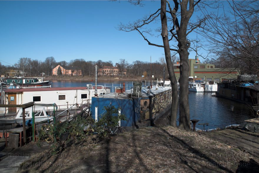 Berlin. Moabit. Hausboothafen
19. 3. 2011. Berlin. Mitte. Moabit. Hausboothafen. Berlin-Spandauer Schifffahrtskanal. Hafenbecken des Westhafens
Schlüsselwörter: Berlin;Deutschland;Germany;Hafen;Hausboote;Mitte;Moabit;Panorama;2011;Tiergarten