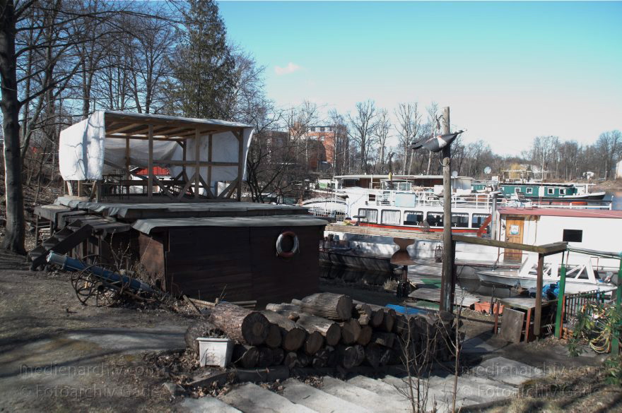 Berlin. Moabit. Hausboothafen
19. 3. 2011. Berlin. Mitte. Moabit. Hausboothafen. Berlin-Spandauer Schifffahrtskanal. Hafenbecken des Westhafens
Schlüsselwörter: Berlin;Deutschland;Germany;Hafen;Hausboote;Mitte;Moabit;Panorama;2011;Tiergarten