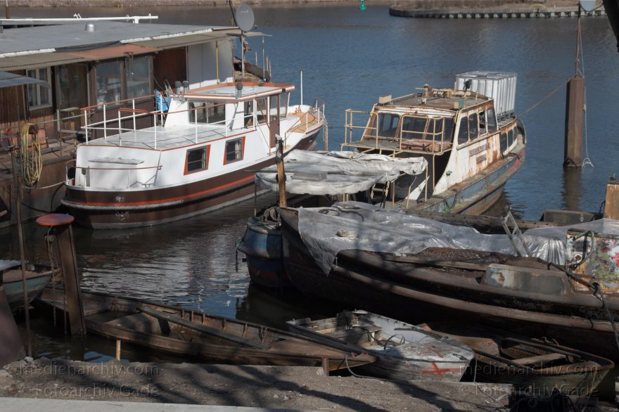 Berlin. Moabit. Hausboothafen
19. 3. 2011. Berlin. Mitte. Moabit. Hausboothafen. Berlin-Spandauer Schifffahrtskanal. Hafenbecken des Westhafens
Schlüsselwörter: Berlin;Deutschland;Germany;Hafen;Hausboote;Mitte;Moabit;Panorama;2011;Tiergarten