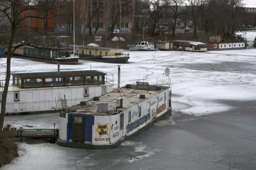 Berlin. Moabit. Hausboothafen. Winter. Eis
15. 2. 2012. Berlin. Mitte. Moabit. Hausboothafen. Berlin-Spandauer Schifffahrtskanal. Hafenbecken des Westhafens. Winter. Eis
Schlüsselwörter: 2012;Berlin;Deutschland;Eis;Germany;Hafen;Hausboote;Mitte;Moabit;Panorama;Tiergarten;Westhafen;Winter