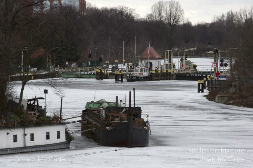 Berlin. Moabit. Hausboothafen. Winter. Eis
15. 2. 2012. Berlin. Mitte. Moabit. Hausboothafen. Berlin-Spandauer Schifffahrtskanal. Hafenbecken des Westhafens. Winter. Eis. Schleuse Plötzensee
Schlüsselwörter: Berlin;Deutschland;Eis;Germany;Hafen;Hausboote;Mitte;Moabit;Panorama;Schleuse Plötzensee;Tiergarten;Westhafen;2012;Winter