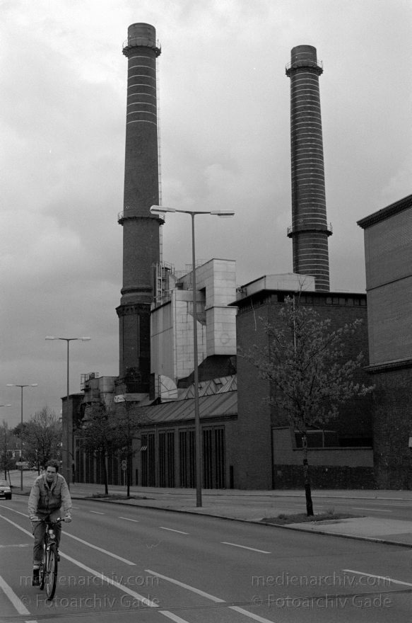 Berlin. Moabit. Kraftwerk. Stromerzeugung
9. 5. 1992. Berlin. Moabit. Kraftwerk. Stromerzeugung
Schlüsselwörter: Berlin;Deutschland;Energiegewinnung;Energiewirtschaft;Germany;Moabit;Stromerzeugung;1992;Tiergarten
