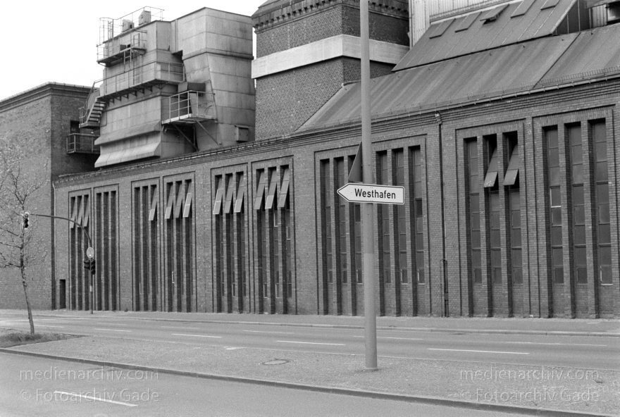 Berlin. Moabit. Kraftwerk. Stromerzeugung
9. 5. 1992. Berlin. Moabit. Kraftwerk. Stromerzeugung
Schlüsselwörter: Berlin;Deutschland;Energiegewinnung;Energiewirtschaft;Germany;Moabit;Stromerzeugung;1992;Tiergarten
