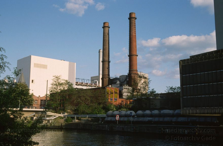 Berlin. Moabit. Kraftwerk. Stromerzeugung
18. 5. 1992. Berlin. Kraftwerk Moabit. BEWAG. Berlin-Spandauer Schifffahrtskanal
Schlüsselwörter: Berlin;Berlin-Spandauer Schifffahrtskanal;Deutschland;Energiegewinnung;Energiewirtschaft;Germany;Moabit;Stromerzeugung;Tiergarten;1992;Westhafen