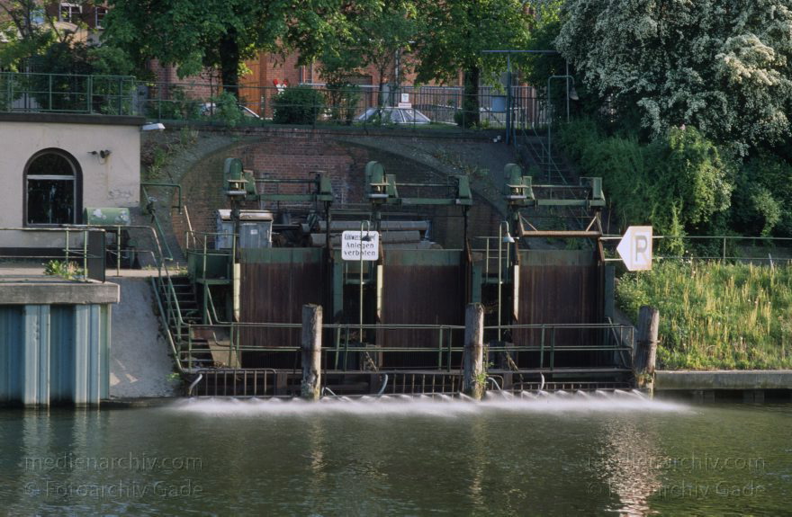 Berlin. Moabit. Kraftwerk. Stromerzeugung
18. 5. 1992. Berlin. Moabit. Kraftwerk. Stromerzeugung. Wehr. Berlin-Spandauer Schifffahrtskanal
Schlüsselwörter: Berlin;Berlin-Spandauer Schifffahrtskanal;Deutschland;Energiegewinnung;Energiewirtschaft;Germany;Moabit;Stromerzeugung;Tiergarten;1992;Westhafen