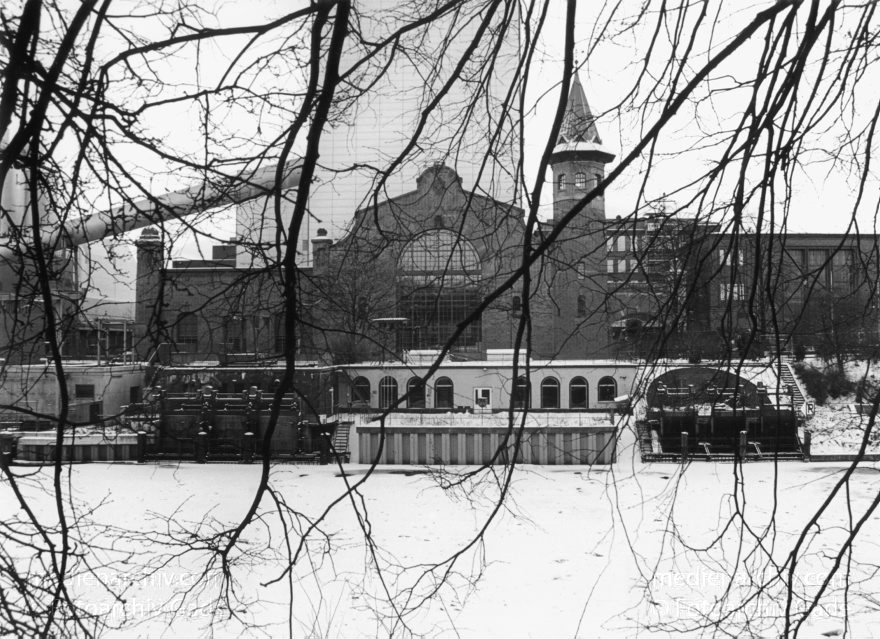 Berlin. Moabit. Kraftwerk. Stromerzeugung
Januar 1996. Berlin. Kraftwerk Moabit. Berlin-Spandauer Schifffahrtskanal
Schlüsselwörter: Berlin;Berlin-Spandauer Schifffahrtskanal;Deutschland;Energiegewinnung;Energiewirtschaft;Germany;Kraftwerk;Moabit;Stromerzeugung;1996;Tiergarten