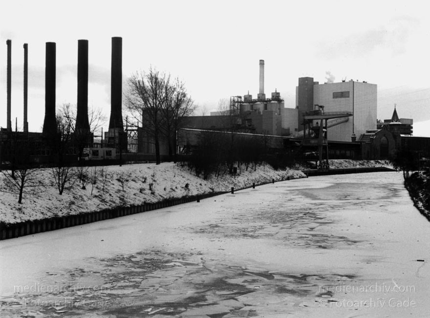 Berlin. Moabit. Kraftwerk. Stromerzeugung
Januar 1996. Berlin. Kraftwerk Moabit. Energiewirtschaft. Winter. Berlin-Spandauer Schifffahrtskanal
Schlüsselwörter: Berlin;Berlin-Spandauer Schifffahrtskanal;Deutschland;Energiegewinnung;Energiewirtschaft;Germany;Kraftwerk;Moabit;Schnee;Stromerzeugung;Tiergarten;1996;Winter