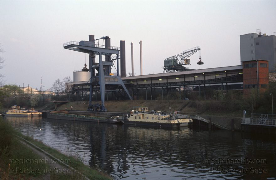 Berlin. Moabit. Kraftwerk. Stromerzeugung
18. 4. 1999. Berlin. Mitte. Moabit. Kraftwerk. Berlin-Spandauer Schifffahrtskanal. Stromerzeugung
Schlüsselwörter: Berlin;Berlin-Spandauer Schifffahrtskanal;Binnenschiffe;Deutschland;Energiegewinnung;Energiewirtschaft;Germany;Kraftwerk;Kran;Moabit;Stromerzeugung;1999;Tiergarten