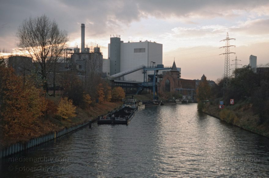 Berlin. Moabit. Kraftwerk. Stromerzeugung
November 1999. Berlin. Mitte. Moabit. Kraftwerk. Berlin-Spandauer Schifffahrtskanal. Stromerzeugung
Schlüsselwörter: Berlin;Berlin-Spandauer Schifffahrtskanal;Bewag;Deutschland;Energiegewinnung;Energiewirtschaft;Germany;Kraftwerk;Moabit;Stromerzeugung;Tiergarten;1999;Wedding