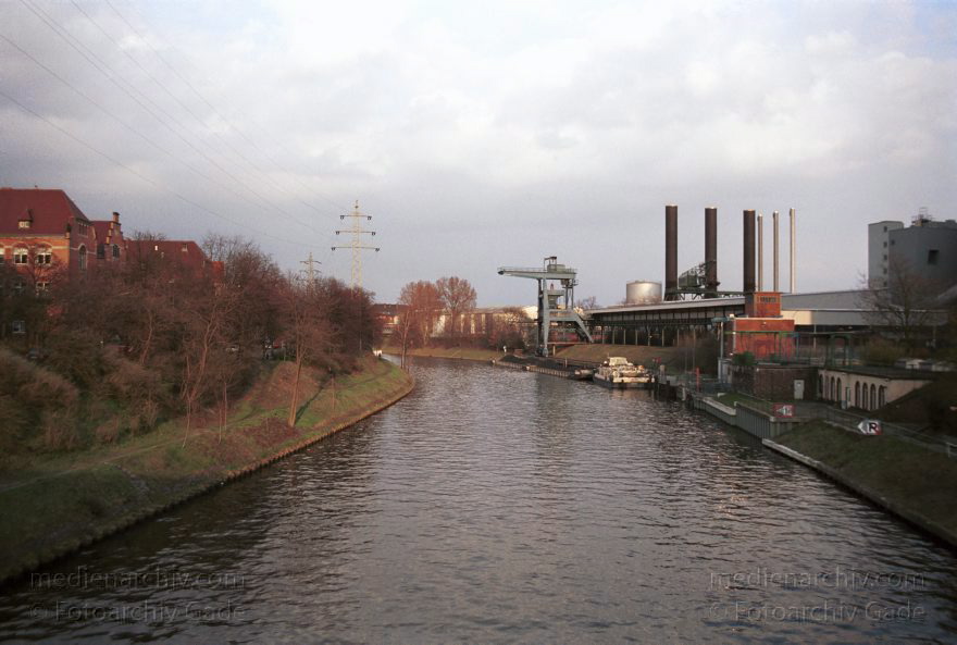 Berlin. Moabit. Kraftwerk. Stromerzeugung
20. 5. 2001. Berlin. Mitte. Moabit. Kraftwerk. Berlin-Spandauer Schifffahrtskanal. Stromerzeugung
Schlüsselwörter: Berlin;Berlin-Spandauer Schifffahrtskanal;Deutschland;Energiegewinnung;Energiewirtschaft;Germany;Kanal;Kraftwerk Moabit;Moabit;Nordufer;Stromerzeugung;Tiergarten;2001;Wedding