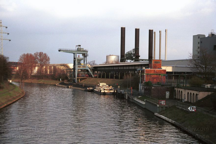 Berlin. Moabit. Kraftwerk. Stromerzeugung
20. 5. 2001. Berlin. Mitte. Moabit. Kraftwerk. Berlin-Spandauer Schifffahrtskanal. Stromerzeugung
Schlüsselwörter: Berlin;Berlin-Spandauer Schifffahrtskanal;Deutschland;Energiegewinnung;Energiewirtschaft;Germany;Kanal;Kraftwerk Moabit;Moabit;Stromerzeugung;Tiergarten;2001;Wedding