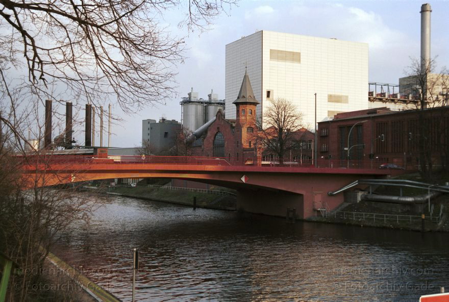 Berlin. Moabit. Kraftwerk. Stromerzeugung
20. 5. 2001. Berlin. Mitte. Moabit. Kraftwerk. Berlin-Spandauer Schifffahrtskanal. Stromerzeugung
Schlüsselwörter: Berlin;Deutschland;Energiegewinnung;Energiewirtschaft;Foehrer Bruekce;Germany;Moabit;Stromerzeugung;2001;Tiergarten