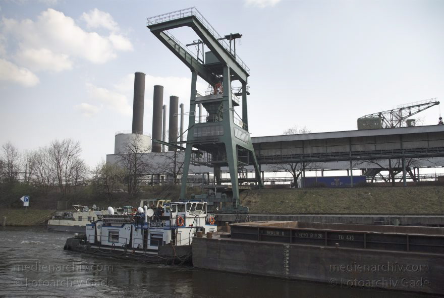 Berlin. Moabit. Kraftwerk. Stromerzeugung
30. 3. 2007. Berlin. Mitte. Moabit. Kraftwerk. Berlin-Spandauer Schifffahrtskanal. Stromerzeugung. Binnenschiff
Schlüsselwörter: Berlin;Berlin-Spandauer Schifffahrtskanal;Binnenschiffahrt;Binnenschifffahrt;Deutschland;Energiegewinnung;Energiewirtschaft;Germany;Kraftwerk;Moabit;Stromerzeugung;2007;Tiergarten