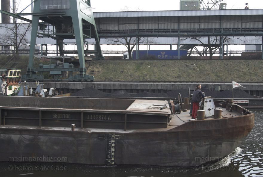 Berlin. Moabit. Kraftwerk. Stromerzeugung
30. 3. 2007. Berlin. Mitte. Moabit. Kraftwerk. Berlin-Spandauer Schifffahrtskanal. Stromerzeugung. Binnenschiff
Schlüsselwörter: Berlin;Berlin-Spandauer Schifffahrtskanal;Binnenschiffahrt;Binnenschifffahrt;Deutschland;Energiegewinnung;Energiewirtschaft;Germany;Kraftwerk;Moabit;Stromerzeugung;2007;Tiergarten