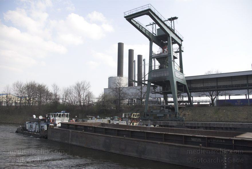 Berlin. Moabit. Kraftwerk. Stromerzeugung
30. 3. 2007. Berlin. Mitte. Moabit. Kraftwerk. Berlin-Spandauer Schifffahrtskanal. Stromerzeugung. Binnenschiff
Schlüsselwörter: Berlin;Berlin-Spandauer Schifffahrtskanal;Binnenschiffahrt;Binnenschifffahrt;Deutschland;Energiegewinnung;Energiewirtschaft;Germany;Kraftwerk;Moabit;Stromerzeugung;2007;Tiergarten