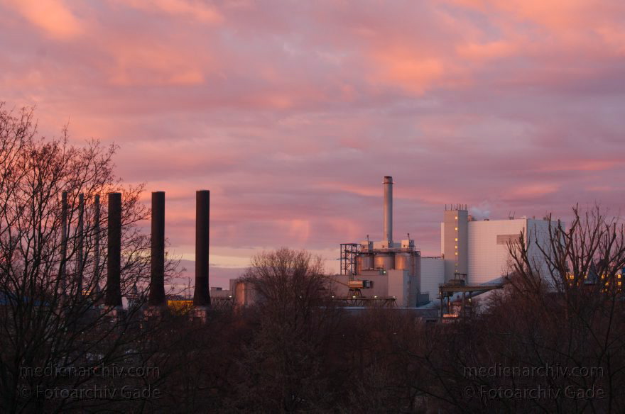 Berlin. Kraftwerk Maobit. Abendhimmel
25. 3. 2014. Berlin. Mitte. Tiergarten. Moabit. Kraftwerk Maobit. Steinkohle-Kraftwerk. Abendhimmel
Schlüsselwörter: Abendhimmel;Berlin;Dämmerung;Germany;Kraftwerk Moabit;Maobit;2014;Stromerzeugung;Mitte