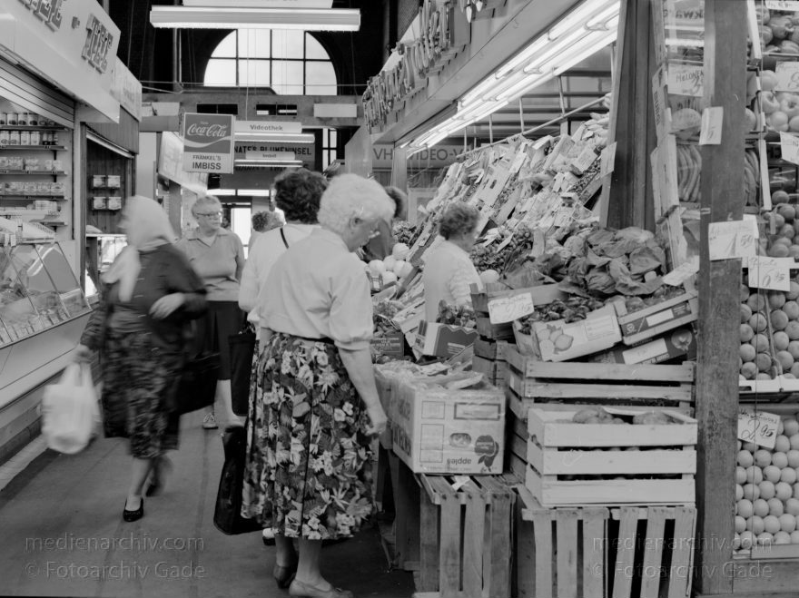 Berlin. Moabit. Arminius Markthalle
Mai 1992. Berlin. Moabit. Arminius Markthalle. Einkaufen. Marktstand.
Schlüsselwörter: Arminius;Berlin;Deutschland;Einkaufen;Germany;Geschäfte;Handel;Markthalle;Moabit;Shoppen;1992;Tiergarten