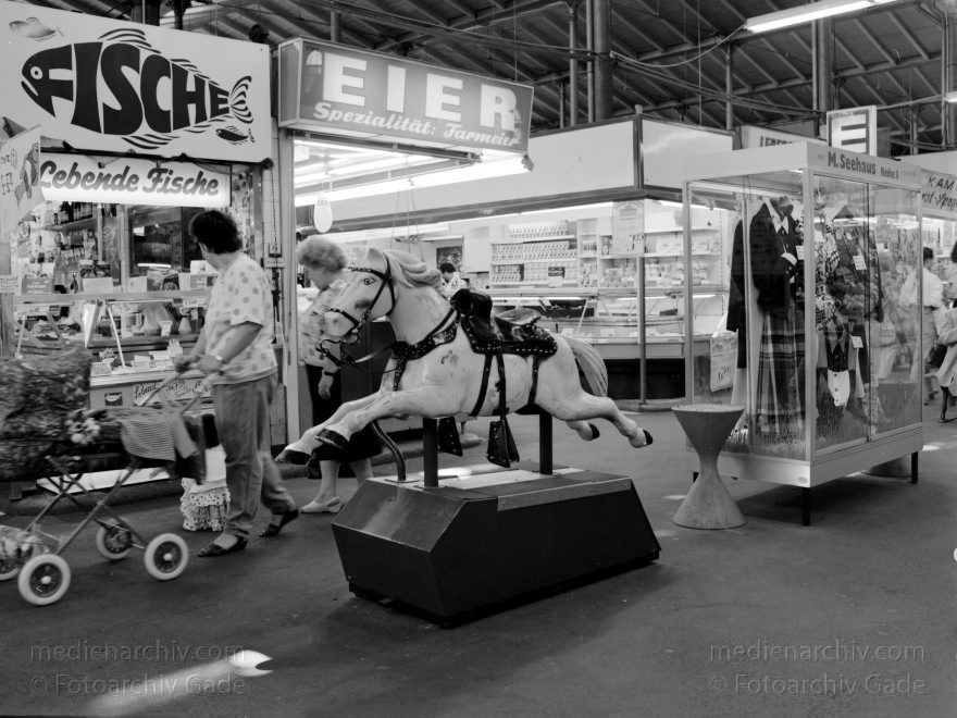 Berlin. Moabit. Arminius Markthalle
Mai 1992. Berlin. Moabit. Arminius Markthalle. Einkaufen. Marktstand.
Schlüsselwörter: Arminius;Berlin;Deutschland;Einkaufen;Germany;Geschäfte;Handel;Markthalle;Moabit;Shoppen;1992;Tiergarten