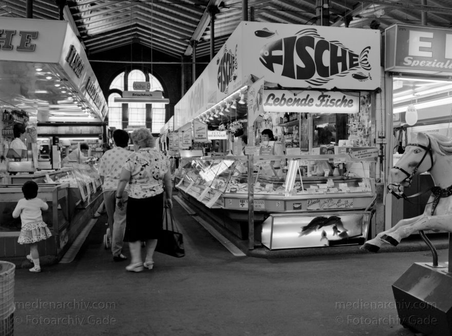 Berlin. Moabit. Arminius Markthalle
Mai 1992. Berlin. Moabit. Arminius Markthalle. Einkaufen. Marktstand.
Schlüsselwörter: Arminius;Berlin;Deutschland;Einkaufen;Germany;Geschäfte;Handel;Markthalle;Moabit;Shoppen;1992;Tiergarten