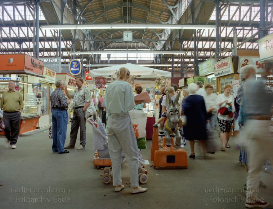 Berlin. Moabit. Arminius Markthalle
Mai 1992. Berlin. Moabit. Arminius Markthalle. Einkaufen. Marktstand.
Schlüsselwörter: Arminius;Berlin;Deutschland;Einkaufen;Germany;Geschäfte;Handel;Markthalle;Moabit;Shoppen;1992;Tiergarten