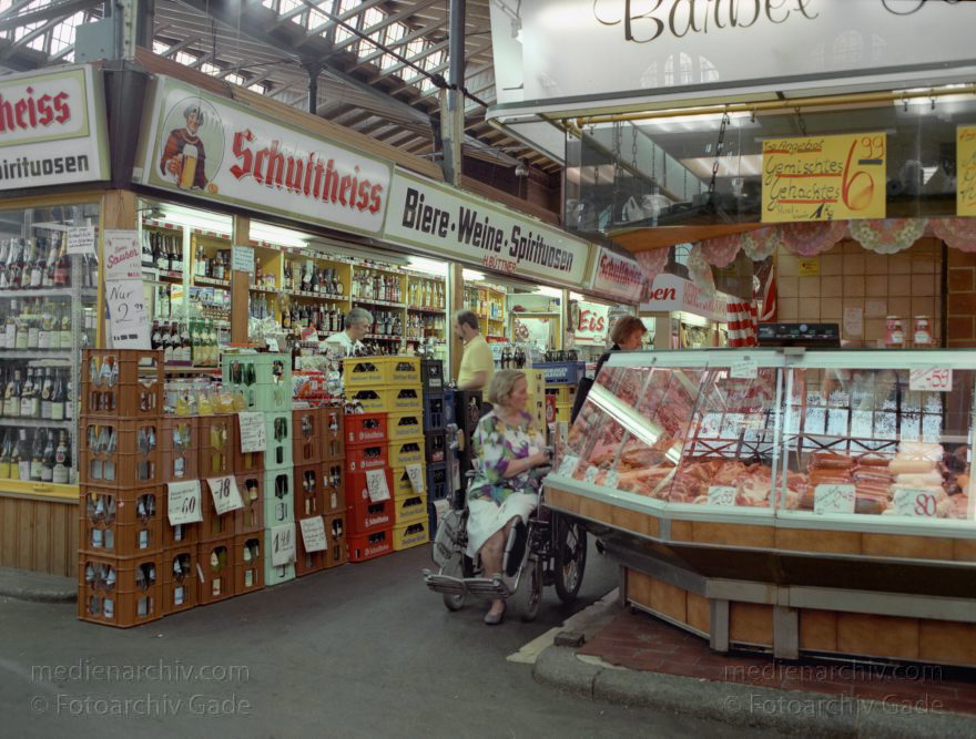 Berlin. Moabit. Arminius Markthalle
Mai 1992. Berlin. Moabit. Arminius Markthalle. Einkaufen. Marktstand.
Schlüsselwörter: Arminius;Berlin;Deutschland;Einkaufen;Germany;Geschäfte;Handel;Markthalle;Moabit;Shoppen;1992;Tiergarten