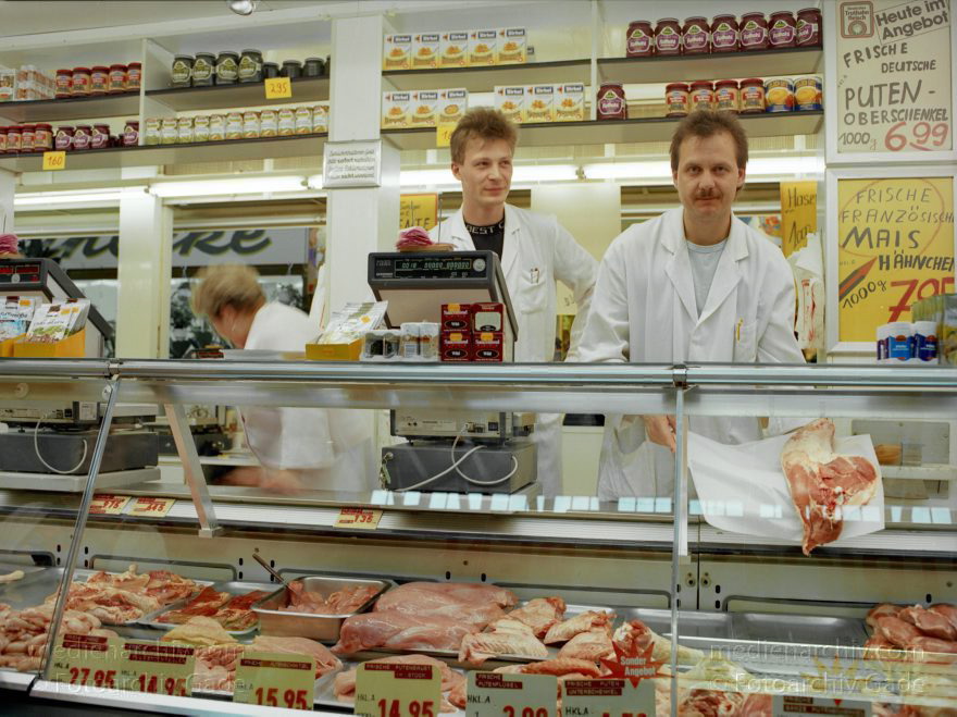 Berlin. Moabit. Arminius Markthalle
Mai 1992. Berlin. Moabit. Arminius Markthalle. Einkaufen. Marktstand.
Schlüsselwörter: Arminius;Berlin;Deutschland;Einkaufen;Germany;Geschäfte;Handel;Markthalle;Moabit;Shoppen;1992;Tiergarten