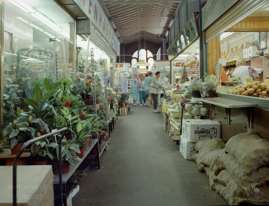 Berlin. Moabit. Arminius Markthalle
Mai 1992. Berlin. Moabit. Arminius Markthalle. Einkaufen. Marktstand.
Schlüsselwörter: Arminius;Berlin;Deutschland;Einkaufen;Germany;Geschäfte;Handel;Markthalle;Moabit;Shoppen;1992;Tiergarten